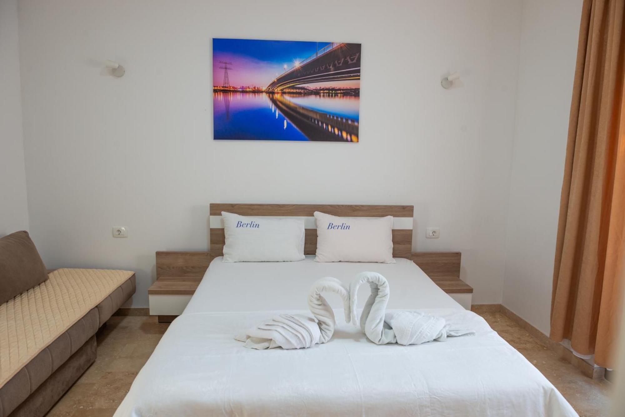 לינה וארוחת בוקר אולסינץ' Premium Berlin With Pool חדר תמונה
