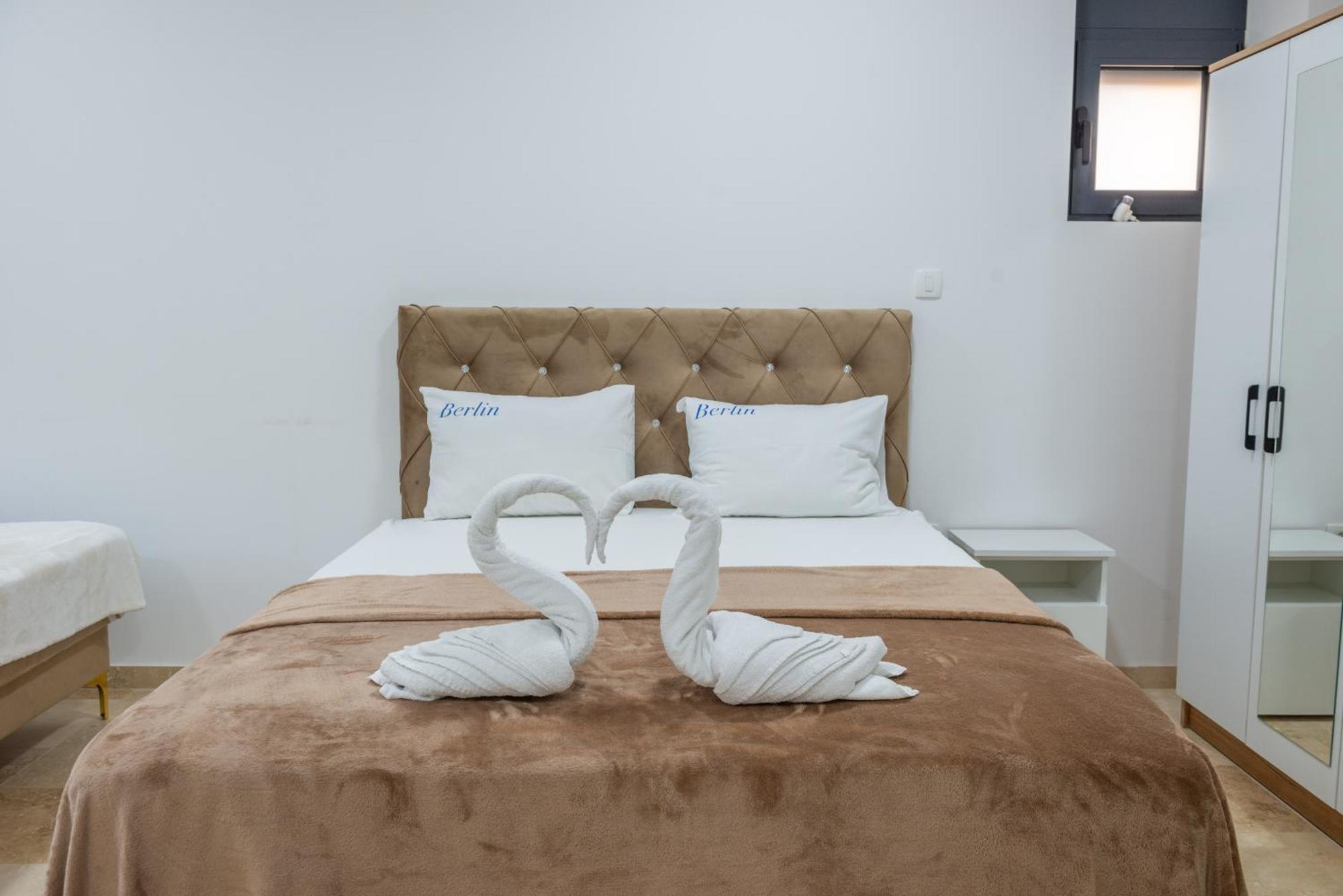 לינה וארוחת בוקר אולסינץ' Premium Berlin With Pool חדר תמונה